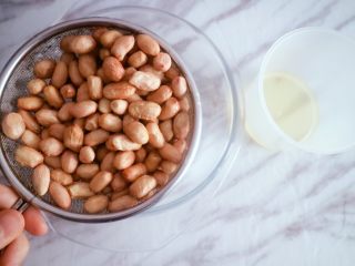 2、宝宝花生酱（无盐）,把生花生米用水冲洗干净后沥干