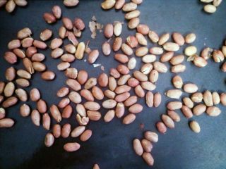 4、宝宝花生酱（无盐）,二十分钟时候看下烤箱，必要时给花生翻下面以免糊