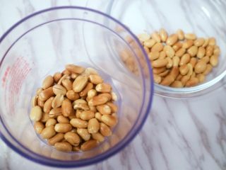 7、宝宝花生酱（无盐）,我用的是料理棒的打磨功能，因为杯子不大我分两次打的