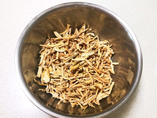 4、酸辣萝卜条,把萝卜干剪成小段