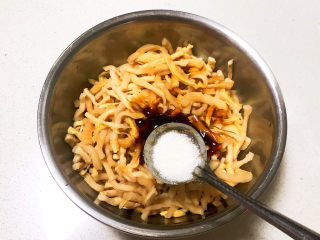 11、酸辣萝卜条,加入精盐