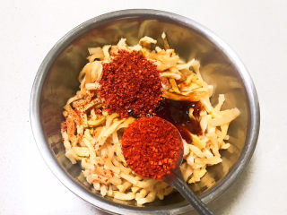 13、酸辣萝卜条,加入细辣椒粉