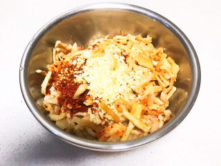 18、酸辣萝卜条,把辣椒粉和蒜末的香味激发出来