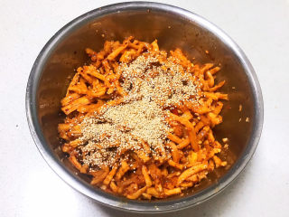 20、酸辣萝卜条,撒上熟白芝麻