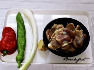 1、孜然老醋辣爆鸡胗,首先备齐所有的食材，把鸡胗提前用清水浸泡一会儿，看见血水放干净以后，把鸡胗用清水冲洗干净。