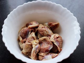 3、孜然老醋辣爆鸡胗,把所有的鸡胗都改好刀以后，放到一个大一点的碗里。