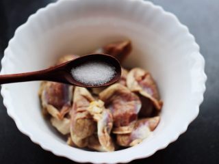 4、孜然老醋辣爆鸡胗,这个时候加入少许盐。