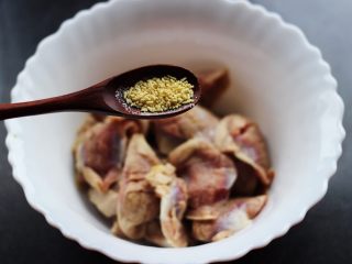 5、孜然老醋辣爆鸡胗,加入鸡精调味。