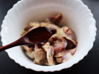 6、孜然老醋辣爆鸡胗,再加入料酒去除鸡胗的腥味。