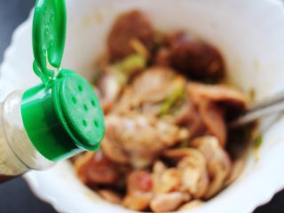 9、孜然老醋辣爆鸡胗,再加入胡椒粉。