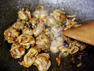 15、孜然老醋辣爆鸡胗,一直翻炒至鸡胗断生变色的时候。