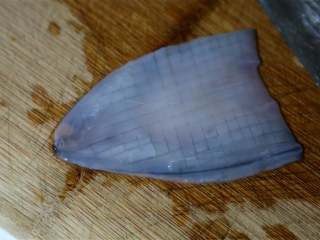 4、麻辣鲜香小鱿鱼,切花刀,可十字切,也可以菱形切。