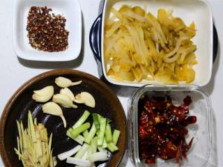 9、麻辣鲜香小鱿鱼,葱白切断,生姜切丝,大蒜拍扁,花椒适量。