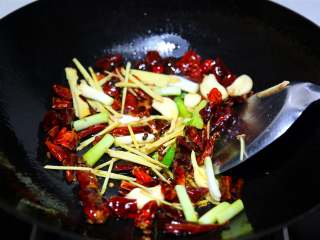 11、麻辣鲜香小鱿鱼,再下葱姜蒜炒出香味。