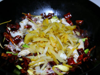 13、麻辣鲜香小鱿鱼,再下榨菜丝炒,少许鸡精,盐调味即可,榨菜丝泡水了还是会有咸味,所以盐一定不要多,少少即可。