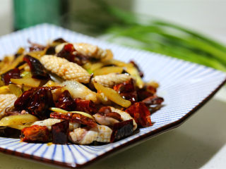 14、麻辣鲜香小鱿鱼,起锅了,鲜香麻辣爽口。