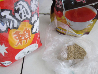 1、四川糖油果子,准备食材，糯米粉、红糖、芝麻