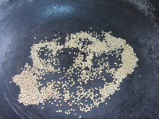 2、四川糖油果子,芝麻倒入锅中炒香