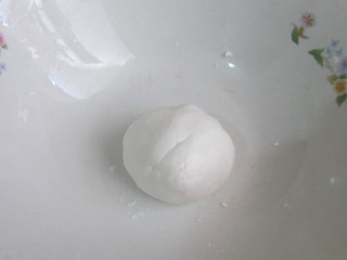 3、四川糖油果子,糯米粉加入温水揉成面团