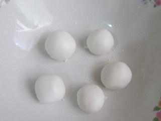 4、四川糖油果子,分成几个小份，用手搓圆