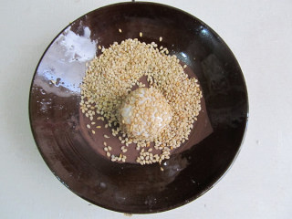 5、四川糖油果子,面团表面蘸一点水，在芝麻中滚上一圈