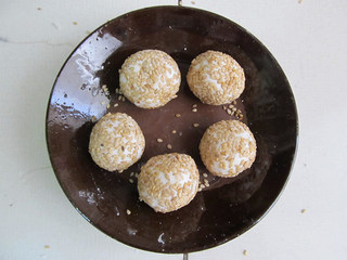 6、四川糖油果子,将全部的面团粘上芝麻