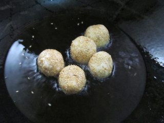 7、四川糖油果子,油烧热，将糯米团放入锅中炸制