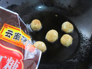 8、四川糖油果子,糯米团表面变金黄后放入红糖，将红糖化开，糯米团粘上红糖即可出锅