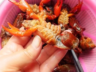 4、香辣小龙虾,将小龙虾去须，去小腿，去虾线，用刷子洗刷干净。