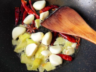 6、香辣小龙虾,锅内放油，放入辣椒，八角，香叶，花椒，大蒜，生姜炒香。