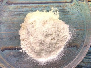 1、酸奶山楂糕华夫饼,卡罗松饼粉倒入容器中