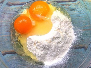 2、酸奶山楂糕华夫饼,打入两个鸡蛋