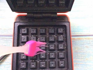 8、酸奶山楂糕华夫饼,预热好后，上下烤盘刷上玉米油