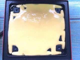 9、酸奶山楂糕华夫饼,舀一勺面糊倒入烤盘中