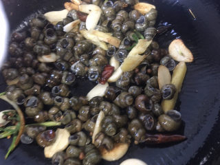 5、麻辣田螺,加入田螺大火翻炒