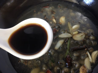 8、麻辣田螺,加入2勺生抽