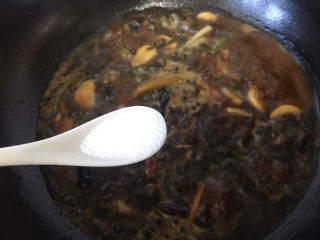 11、麻辣田螺,适量的盐