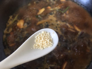 12、麻辣田螺,适量的鸡精