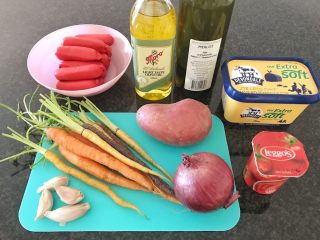 1、无肉不欢+红酒煨小红肠,装备食材：小红肠+迷你胡萝卜（普通的胡萝卜一样也可以）+土豆+洋葱（白洋葱也一样）+大蒜+橄榄油+红酒+黄油+蕃茄酱。