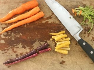 2、无肉不欢+红酒煨小红肠,首先我们将胡萝卜洗净，切小拇指大小的条，