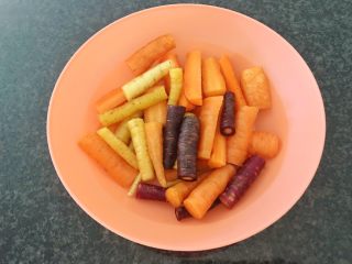 3、无肉不欢+红酒煨小红肠,装盘备用，