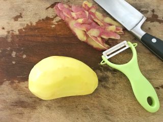 4、无肉不欢+红酒煨小红肠,将土豆去皮，也切成小拇指大小的条，