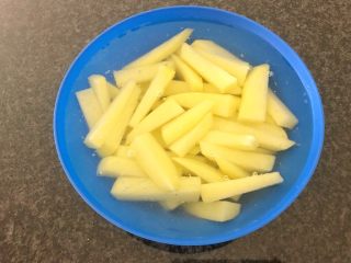 5、无肉不欢+红酒煨小红肠,泡在水里备用，