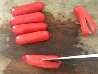 6、无肉不欢+红酒煨小红肠,在小红肠的三分子二处，切十字刀（强调不要切断哦），