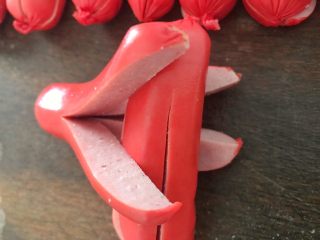 7、无肉不欢+红酒煨小红肠,试图切成????这样，应该很明确的吧！????