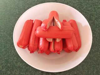 8、无肉不欢+红酒煨小红肠,将所有切完的小香肠装盘备用，