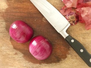 9、无肉不欢+红酒煨小红肠,然后再来切洋葱，剥去外皮，切去2边的根部，对半切开，