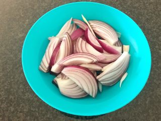 10、无肉不欢+红酒煨小红肠,把洋葱切粗丝装盘备用，