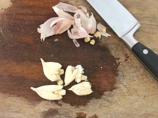 11、无肉不欢+红酒煨小红肠,大蒜拍扁，剥去外皮去除根部装碗备用，