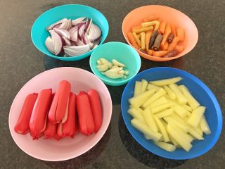 12、无肉不欢+红酒煨小红肠,现在我们切完了所有食材，装备开火，